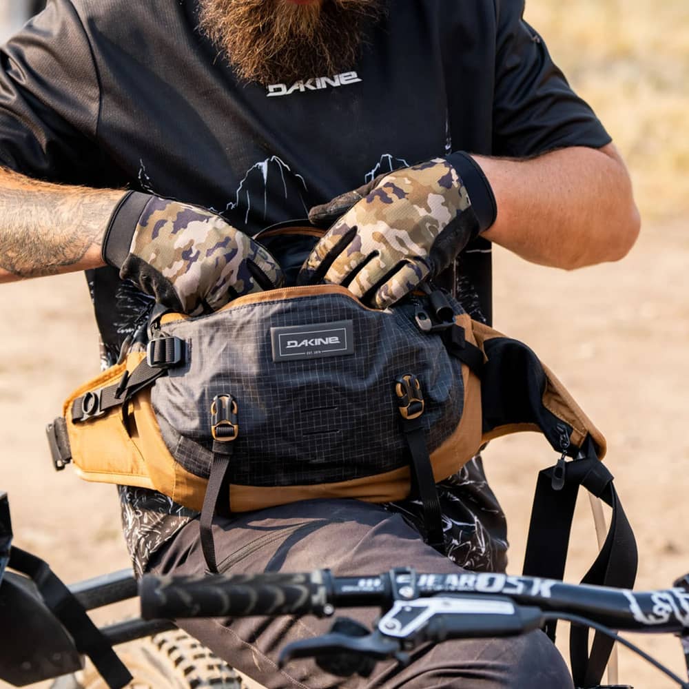 Dakine Seeker Hip Pack 6L in Black/Rubber - Image 3 of 3